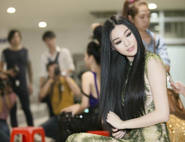 Khánh My tôn vòng 3 sexy với đầm xuyên thấu ảnh 4